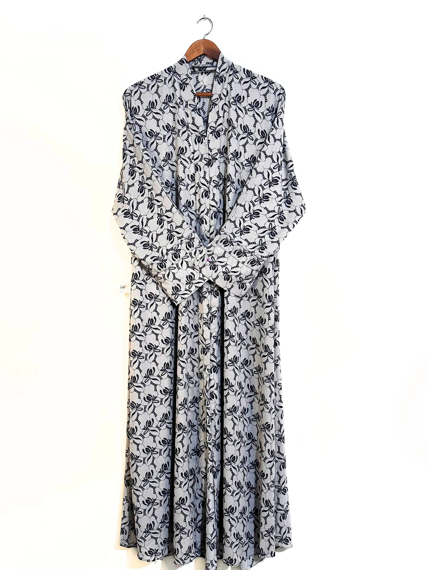 White And Black Ivy Front Open Abaya