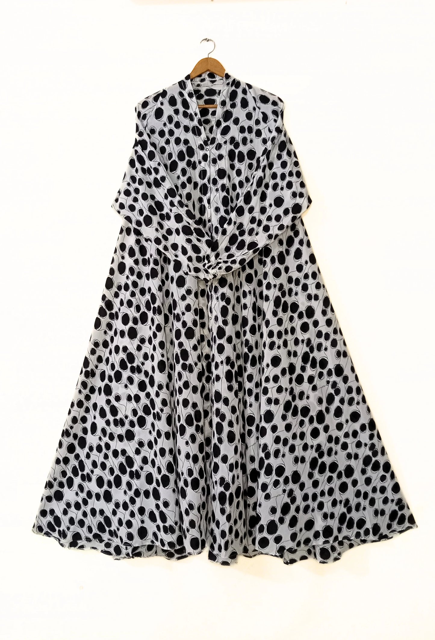 Monochrome Pebble Front Open Long Flair Abaya