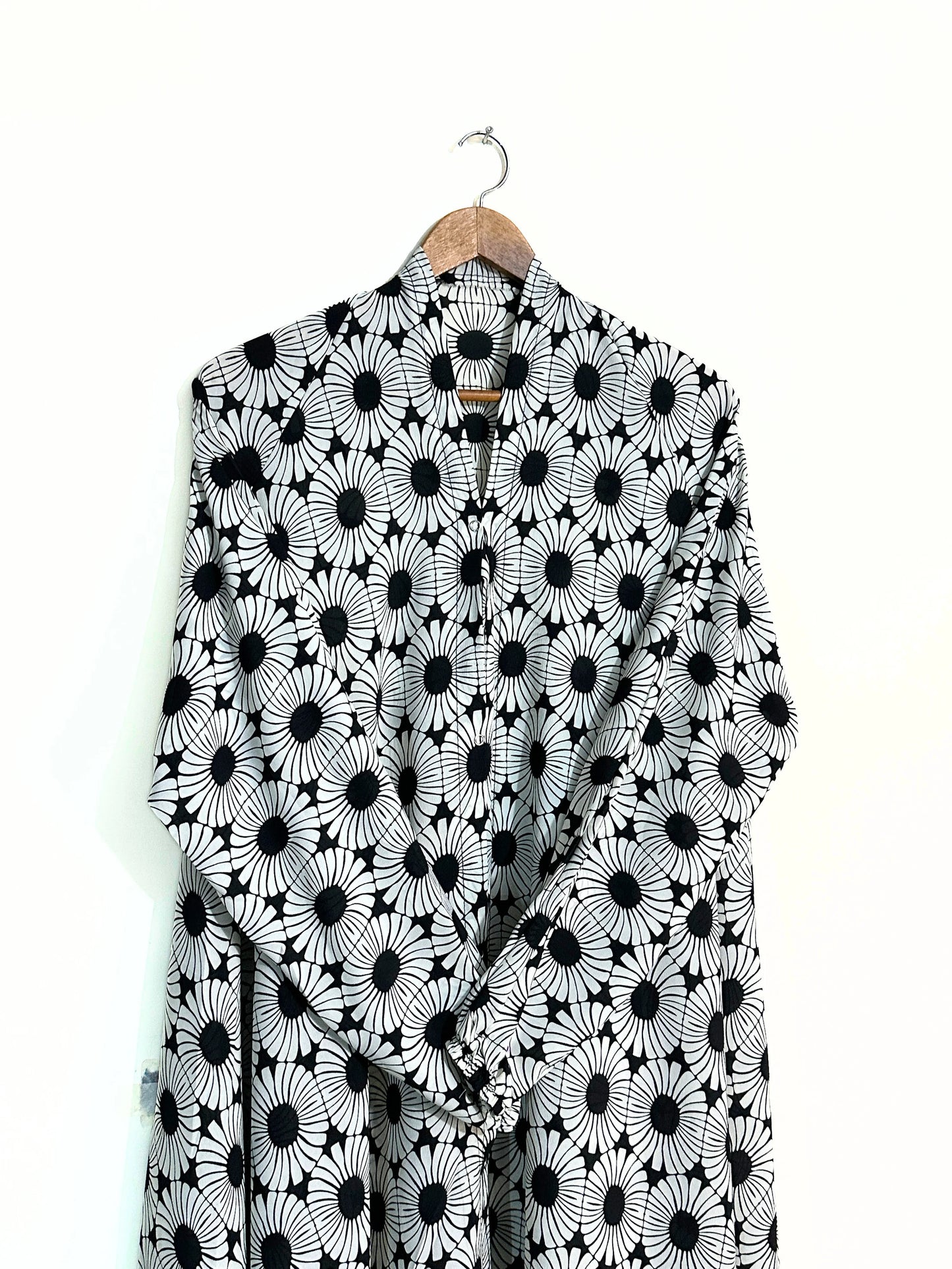 Monochrome Daisy Front Open Long Flair Abaya