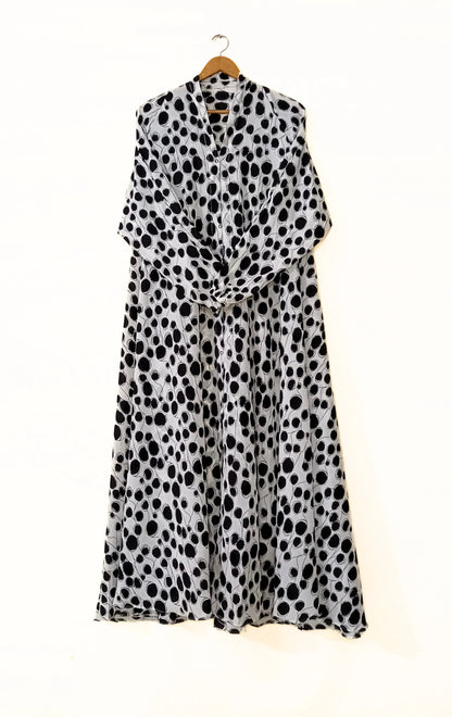 Monochrome Pebble Front Open Long Flair Abaya