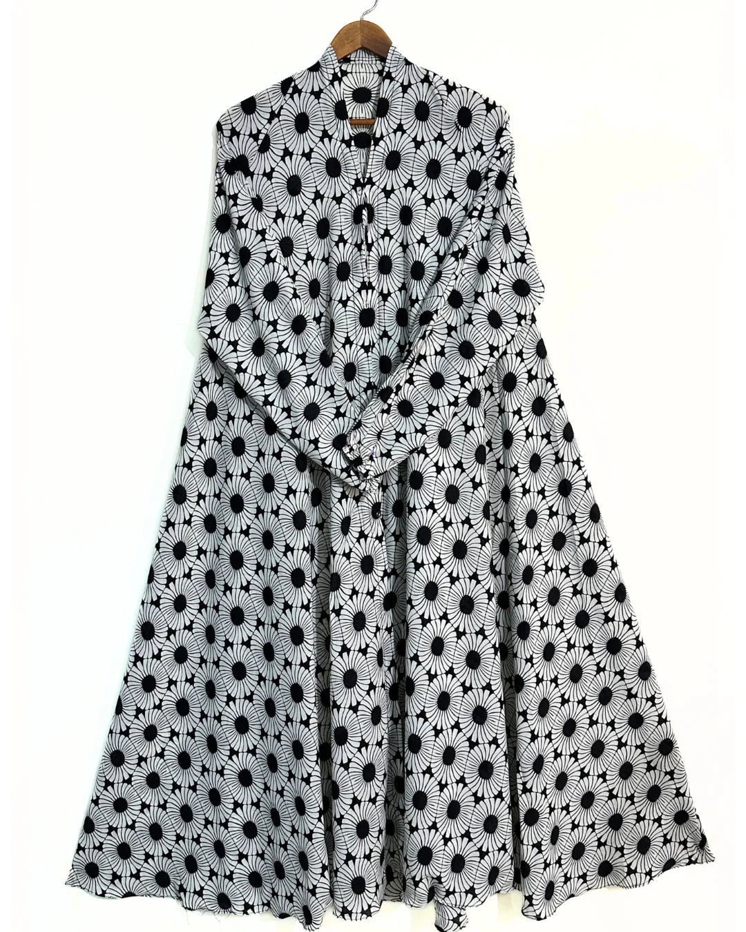 Monochrome Daisy Front Open Long Flair Abaya